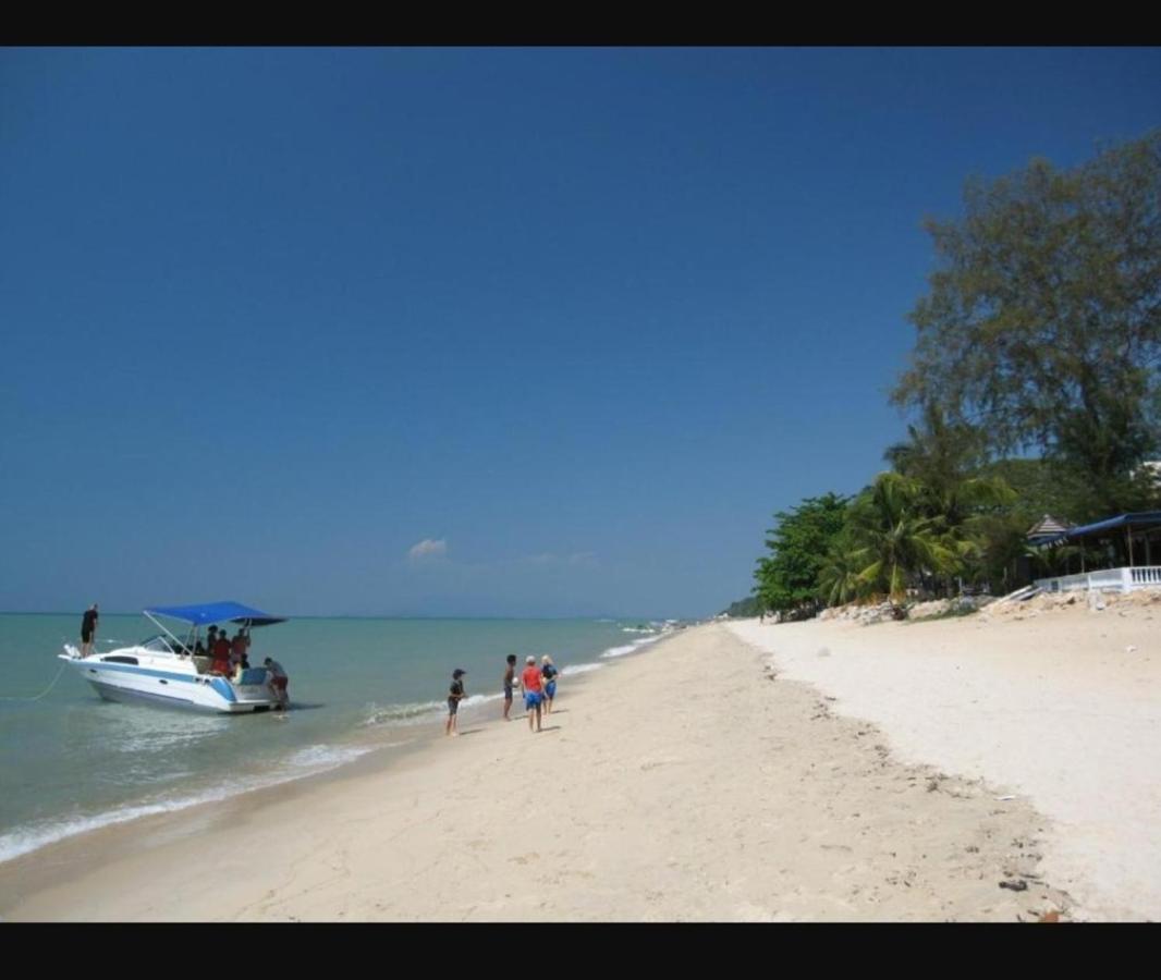 By The Sea Batu Ferringhi Beach Front Apartment Suite Екстер'єр фото